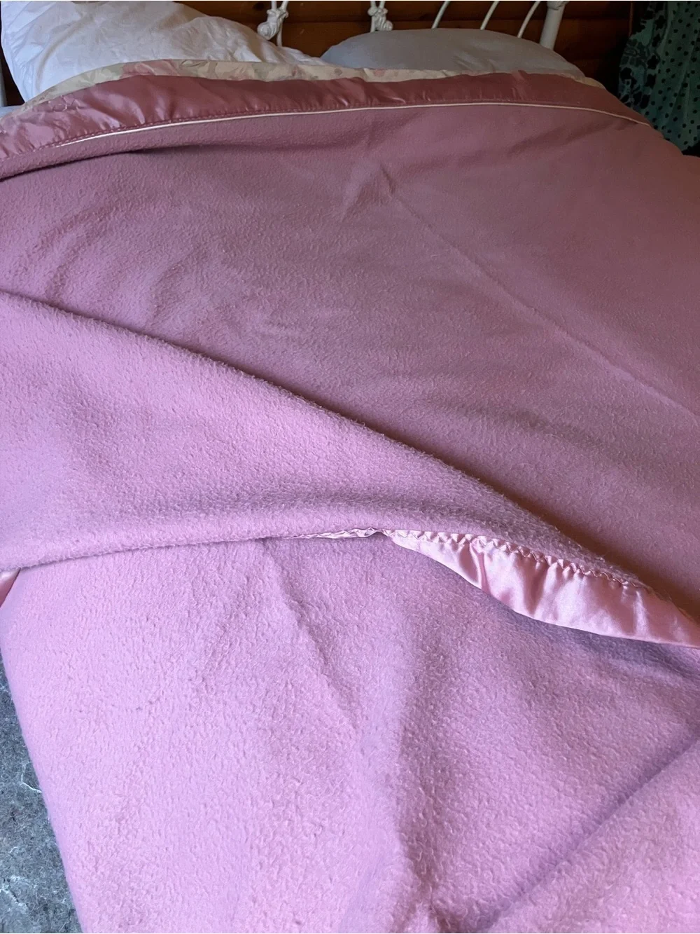 King satin trimmed acrylic thick blanket pink / mauve